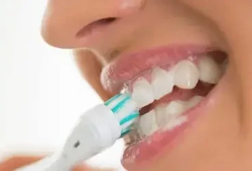 كيفية العناية بتقويم الشفاف (الانفيزالين) أثناء العلاج ونصائح عملية لضمان فاعلية النتائج