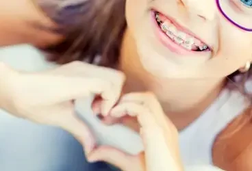 متى يحتاج الطفل لتقويم الأسنان؟ 7 علامات تنذر بالخطر 👶🦷 | دليل 2025